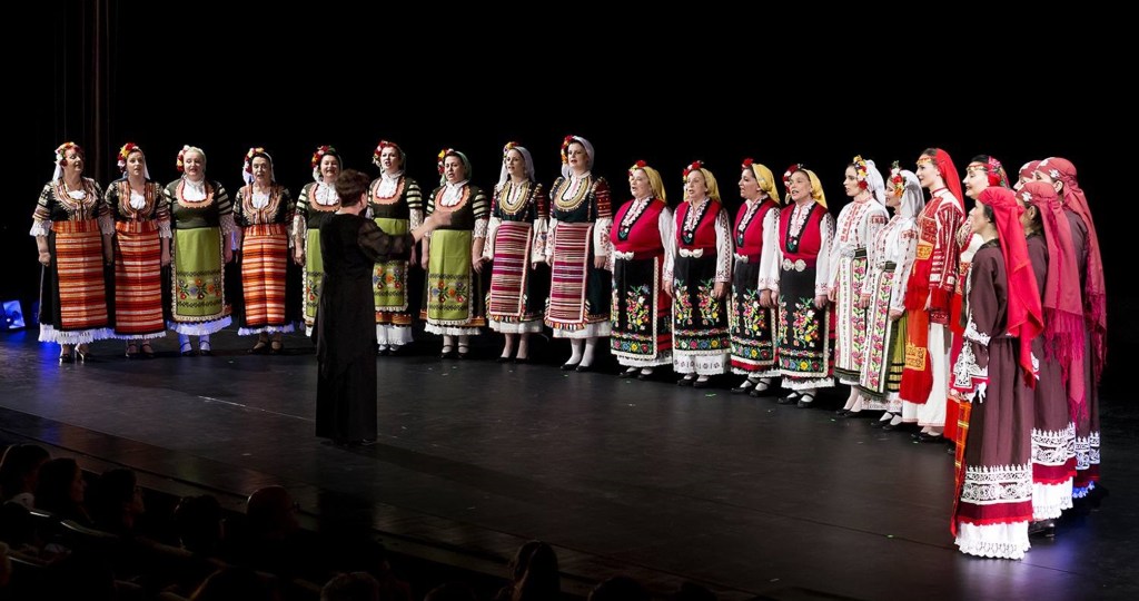 De proche en proche – Le Mystère des Voix Bulgares / Trio Bulgarka